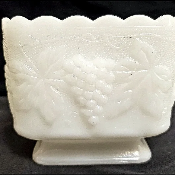 Anchor Hocking (?) Milk Glass Pedestal Planter/Vase/Candy Dish - Picture 4 of 12